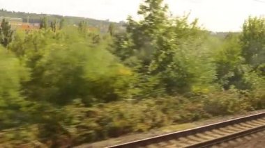 Trenin parça - city (bina) ve ağaçlar - demiryolu yard (rails) - hareketli vurdu (git)