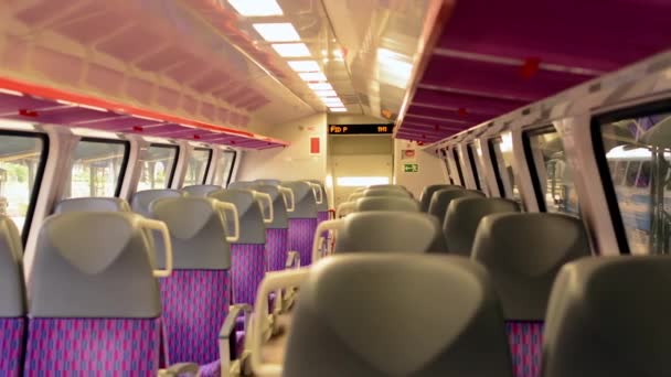 Tren - interior - asientos - puerta en el fondo — Vídeos de Stock