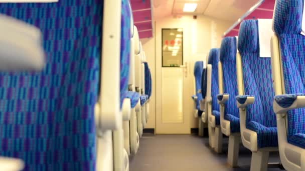 Tren - interior - asientos - primera clase - puerta en el fondo — Vídeo de stock