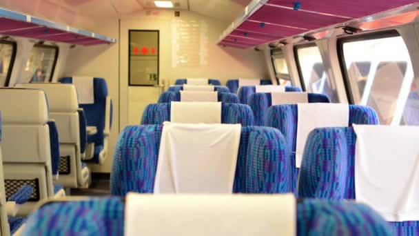 Tren - interior - asientos - primera clase - puerta en el fondo — Vídeos de Stock