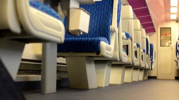 Τρένο - εσωτερικά - καθίσματα - πρώτη κατηγορία - πόρτα στο παρασκήνιο — Αρχείο Βίντεο