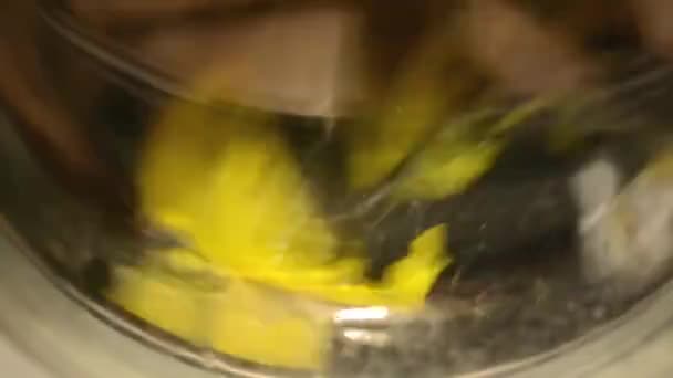 Прання в пральній машинці крупним планом — стокове відео