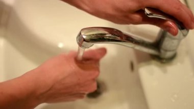 adam washs lavabo eller