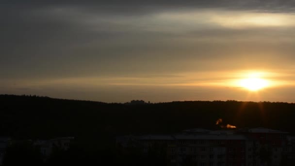 Východ slunce nad městem a Les — Stock video