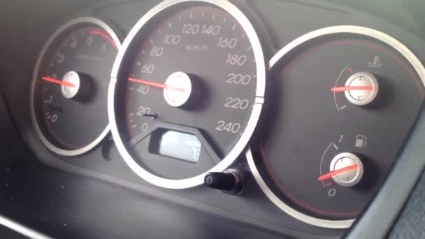 Hastighetsmätare i bilen — Stockvideo