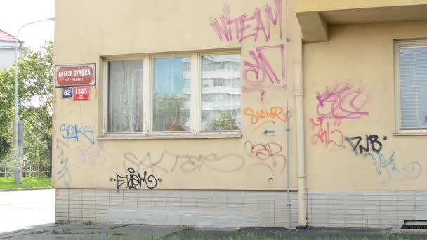 Dom - graffiti wypisali - ulica przechodzi samochody i drzewami w tle — Wideo stockowe