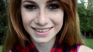 çekici bir genç kadın mutlu olduğunu - o gülümsüyor - doğa