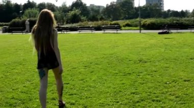genç çekici woman(tattoo) Park - doğa arka planda modern binalar ile gider.