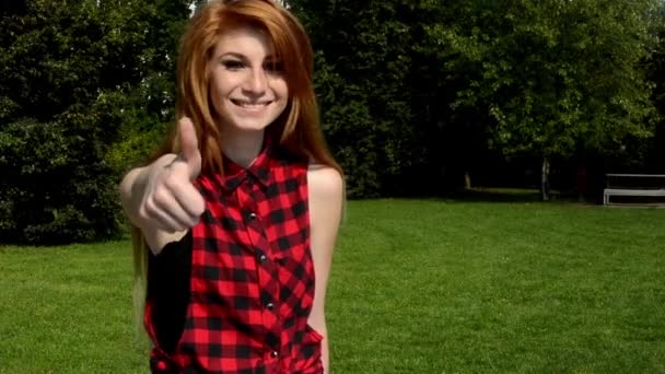 Mladá atraktivní žena - žena ukazuje palec na dohodu a úsměvy — Stock video