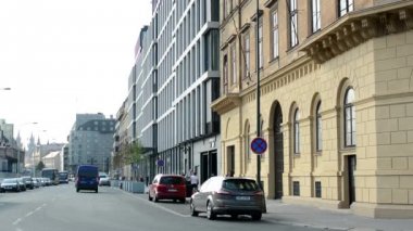 modern ofis binaları - geçen arabalar ve insanlar ile kentsel sokak