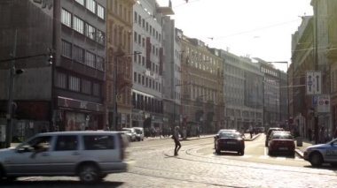 -modern binalar - yol ve kaldırım - güneşli insanlar, arabalar, kentsel sokak tramvay