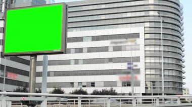 City road - yeşil ekran - arka planda bina - arabalar yakınındaki billboard