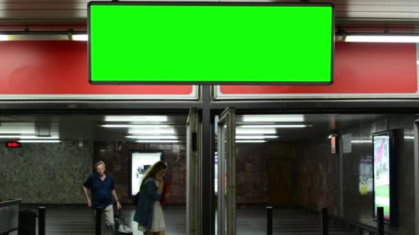Toegang tot de metro - prikbord (deelvenster) - groene scherm - mensen — Stockvideo