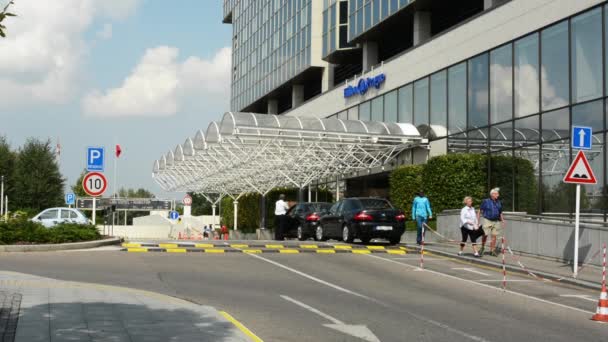 Hilton hotel moderno - exterior - entrada - coches y personas — Vídeos de Stock