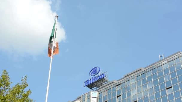 Bandera de Italia - cielo azul - soleado - hotel moderno (edificio) Hilton - árbol verde — Vídeo de stock