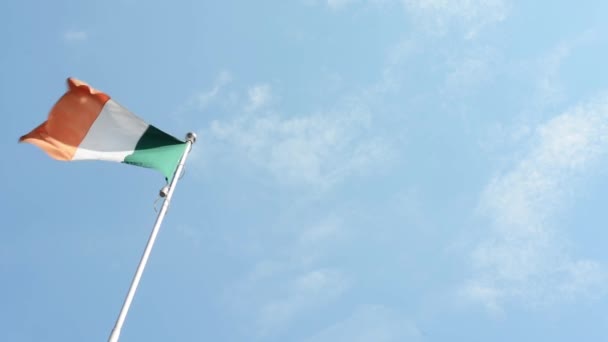 Bandera de Italia - cielo azul - soleado — Vídeo de stock