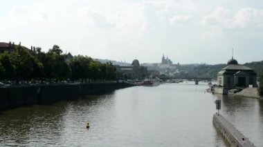 Prague, Çek Cumhuriyeti - prague Kalesi (hradcany) - şehir - su yansıma - doğa (ağaç) ile vltava Nehri - arabalar ile köprü