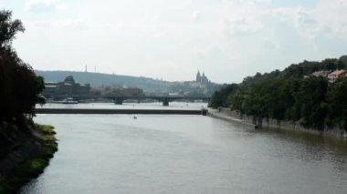 Prague, Çek Cumhuriyeti - prague Kalesi (hradcany) - şehir - su yansıma - doğa (ağaç) ile vltava Nehri - arabalar ile köprü