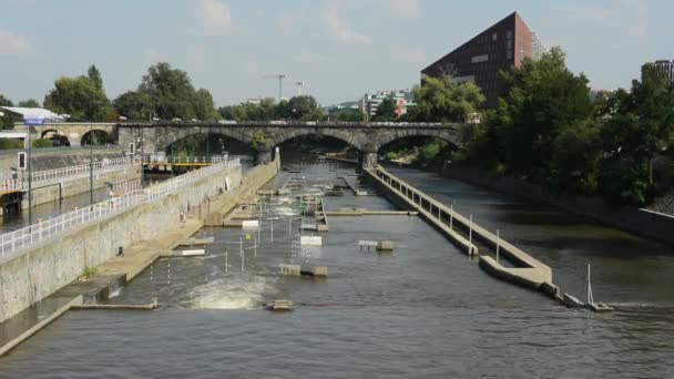 Slalom de água para barcos no rio - ponte com edifícios e árvores no fundo — Vídeo de Stock
