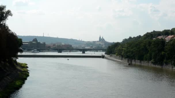 Praha, Česká republika - Pražský hrad (Hradčany) - řeka vltava s městem - odraz ve vodě - Příroda (stromů) - most s auty