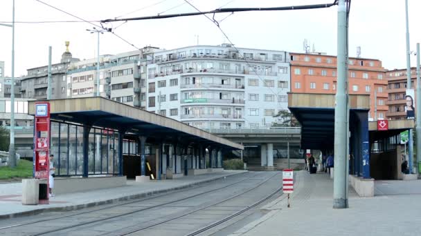 Prázdné tramvajová zastávka - budovy v pozadí - lidé — Stock video