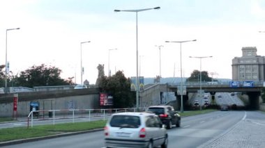 Şehir - kentsel sokak arabalar - köprü - lambalar - bina - çimen - bulutlu gökyüzü