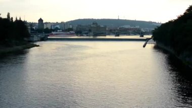 Prague, Çek Cumhuriyeti - şehir - günbatımı - güneş yansıması su ile vltava Nehri - doğa (ağaç) - arabalar ile köprü