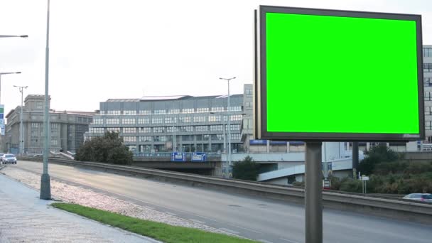 Billboard ve městě poblíž silnice - fabion - budování a předání auta v pozadí
