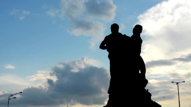 Estatua con cielo nublado - alto contraste - lapms — Vídeos de Stock