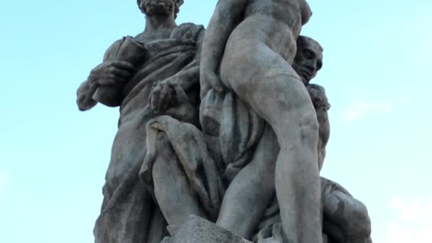 Estatua (dos hombres y una mujer: desnudos) - cielo azul — Vídeo de stock