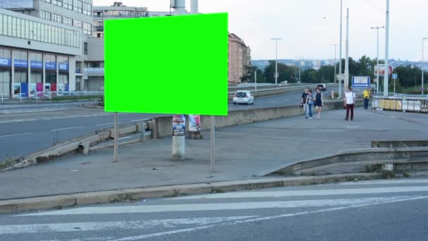 Zwei Plakatwände in der Stadt in der Nähe der Straße - grüner Bildschirm - Gebäude, vorbeifahrende Autos und Menschen im Hintergrund — Stockvideo