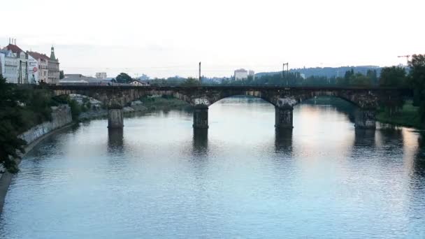 most pro vlak přes řeku - město s budovami - Příroda (stromů) - bez vlak