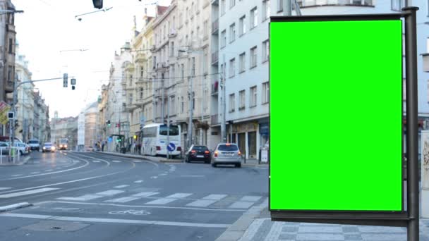 Билборд - зеленый экран - городская улица с проезжающими машинами, трамваями и зданиями - люди ходят - временной интервал — стоковое видео