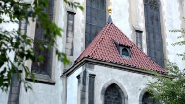 Bahçe - ağaçlar ile dini kilise bir parçası