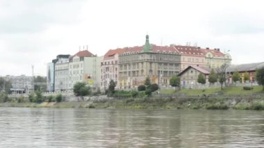 doğa - nehir ağaç ve ot - binalar (şehir) - sokak