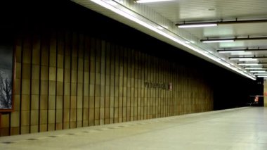 Metro (metro) istasyonu - insanlar tren geldiğinde