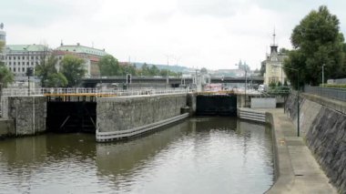 gemiler şehir - köprü ile geçen arabaların arka plan - Prag, Çek Cumhuriyeti için kilit