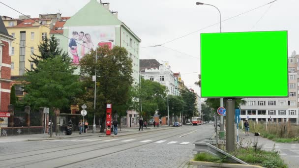 Billboard w mieście w pobliżu dróg i budynków - zielony ekran - ludzie z samochody i tramwaje — Wideo stockowe