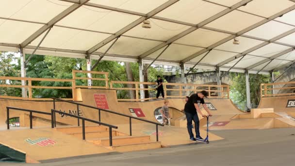 Skatepark - молодые люди - катание на коньках, скутерах и велосипедах (bmx ) — стоковое видео