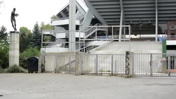 Övergivna stadion - ingången (graffiti) — Stockvideo