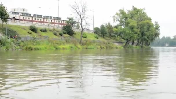 Природа - река с деревьями и лодкой - строительство — стоковое видео