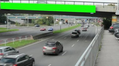 City road - yeşil ekran - arka planda bina - arabalar yakınındaki köprüde billboard