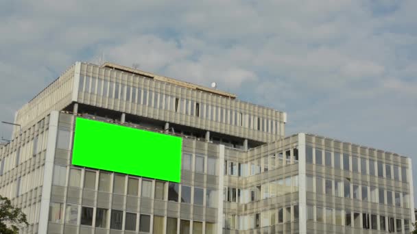 Billboard on the building in the city - green screen — Stock Video