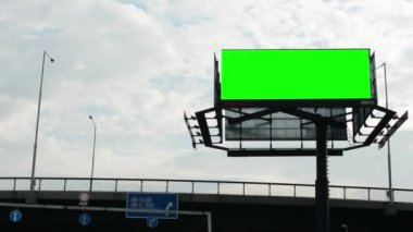 Şehrin yakınlarında yol - yeşil ekran - binaların arka planda billboard