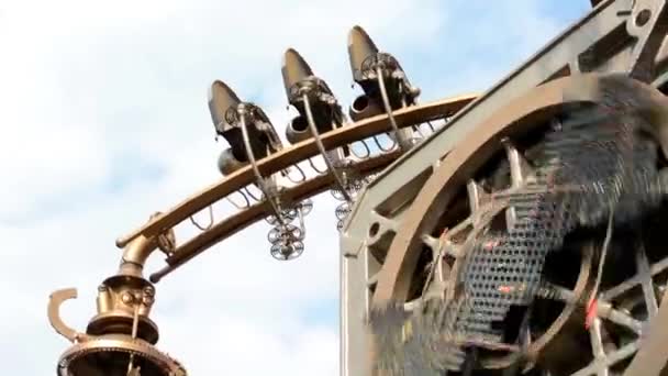 Objet d'art en métal (horloge) - bâtiment et arbre en arrière-plan — Video