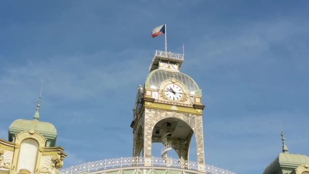 Malerisches historisches Gebäude - sonnig - Flagge der Tschechischen Republik — Stockvideo