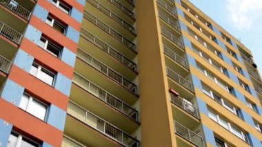 Modern bina (apartmanlar - daireler) - balkon - pencereler - mavi gökyüzü