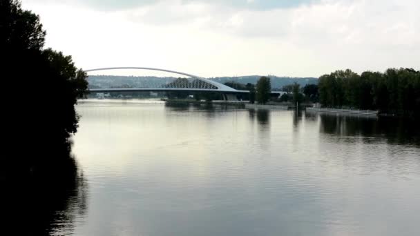 Şehir - doğa - günbatımında Nehri üzerinde köprü — Stok video