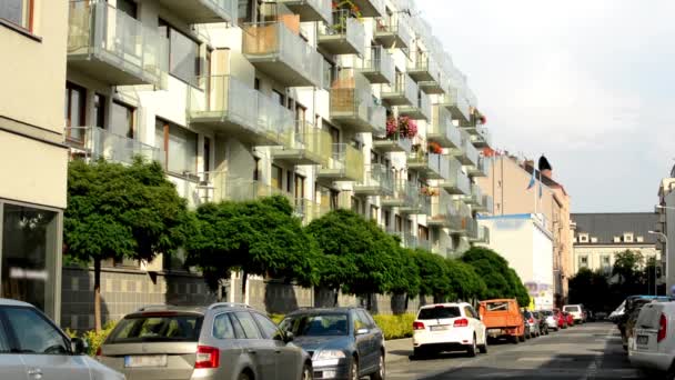 Ville - rue urbaine avec voitures stationnées - appartements - lumière du soleil 