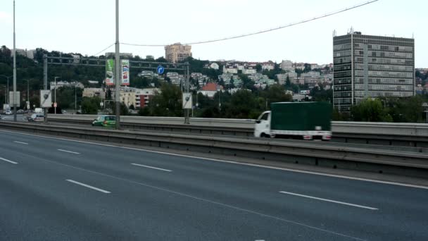 Stadtstraße mit Autos - Bäumen und Gebäuden — Stockvideo